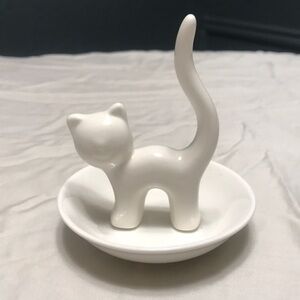 White cat ring holder.